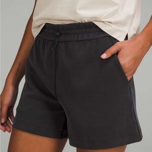 New Lululemon Softstreme High-Rise Short 4"
Black Size 8